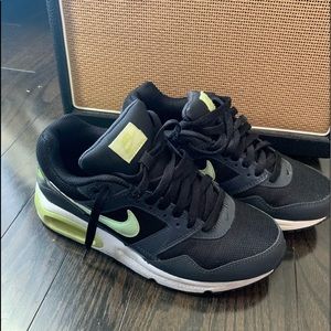 EUC Nike AirMax size 8